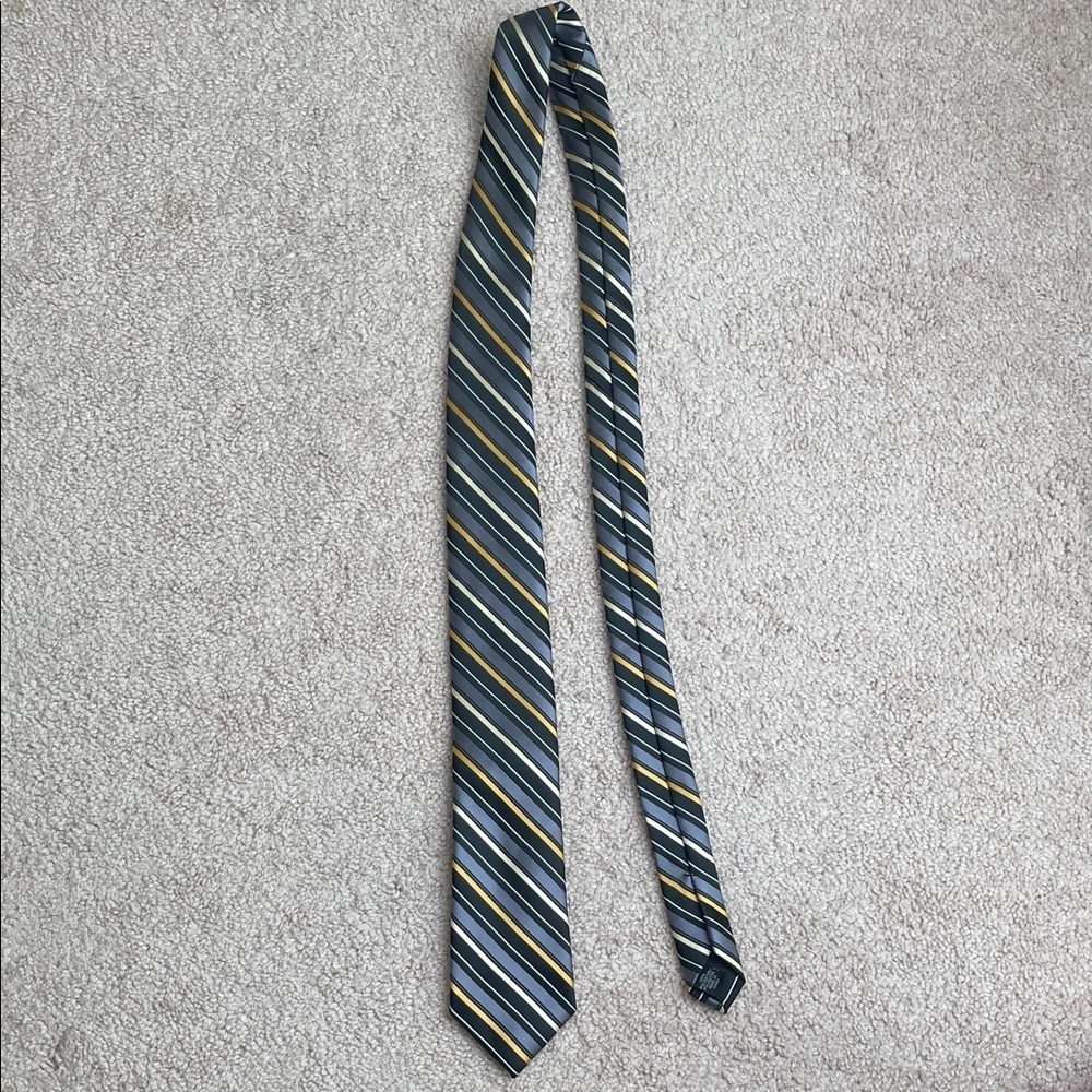 Arrow Striped Tie in Gray and Yellow